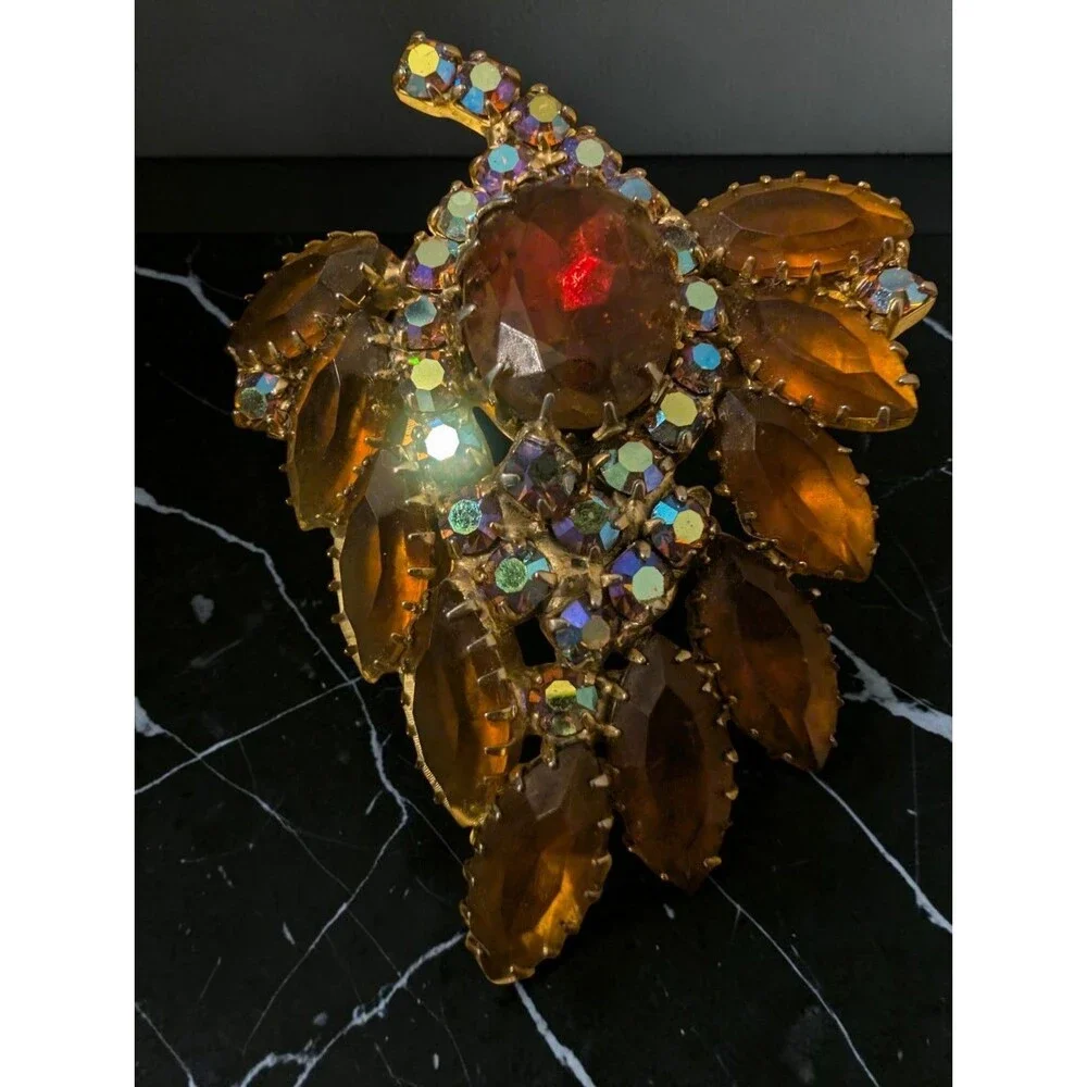 VTG Juliana Style D&E Amber Topaz Rootbeer Rhinestone Aurora Borealis Brooch Pin